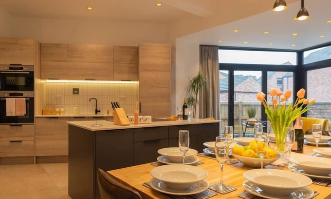 York House | Escape 2 Unwind At The Parade, Accommodates 10
