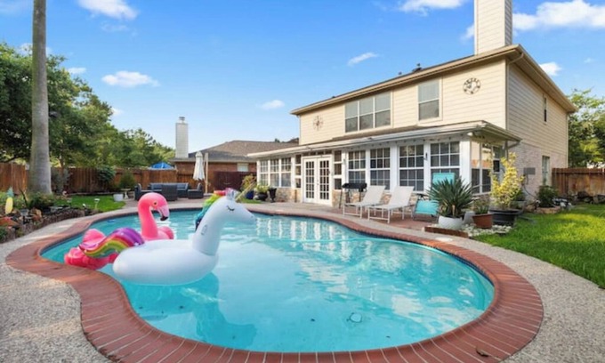 Waller House | Escape Haven: Pool, Backyard Bliss, Sunroomnn