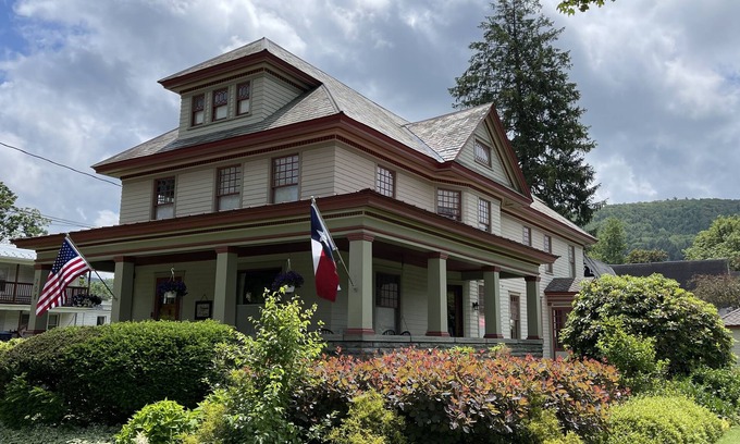 Unadilla House | Escape the City- 5-star Huge Craftsman style home on Main St. Built in 1915