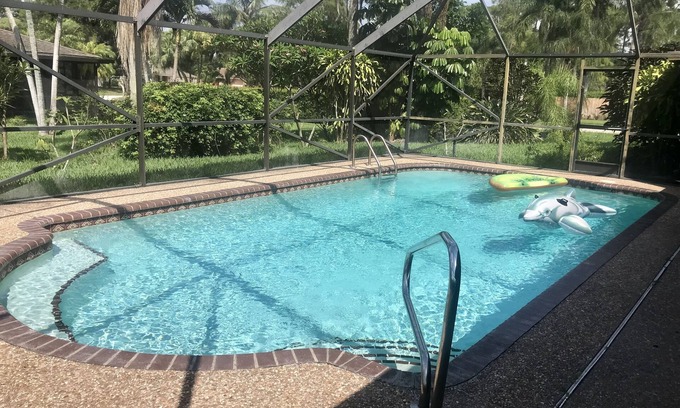 Wellington House | Escape the cold weather, enjoy the pool, blue skies, & sunny beaches sleeps 10
