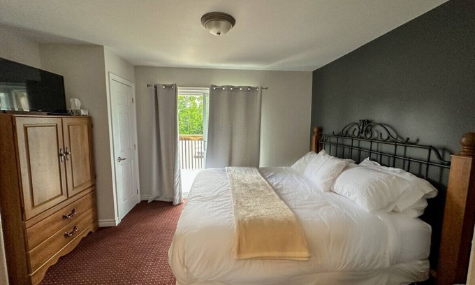 Collingwood House | Escape to a 2 bdrm home in quiet area w/full kitchen, private patio w/BBQ
