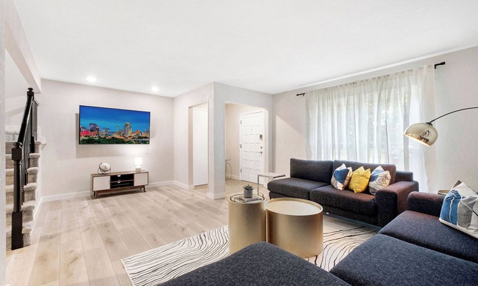 Live Oak Condo | Escape to a cozy oasis in the city...