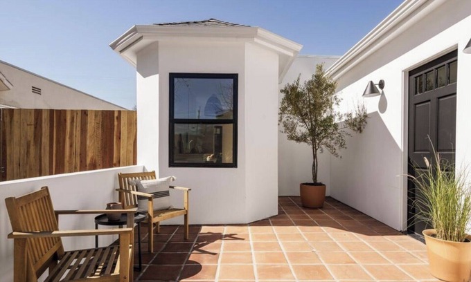 Crenshaw House | Escape to a serene lighthouse in delightful Los Angeles with WiFi, AC