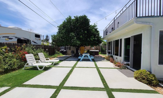 North Hollywood House | Escape to a Stylish-Villa in North Hollywood with private garden & jacuzzi