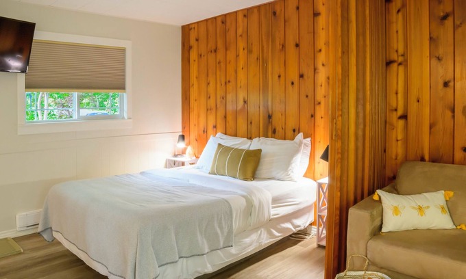Christina Lake Hotel | Escape to Christina Lake - Budget Friendly Sleeps 4 - Beaches, Golf, Fishing