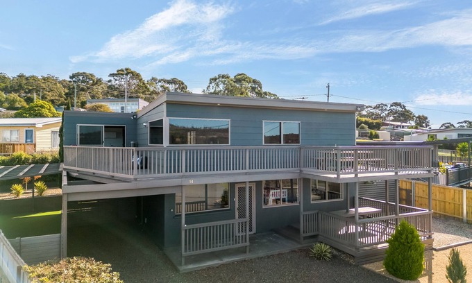 Primrose Sands House | Escape to Coastal Tranquility - 400m from Primrose Sands Beach