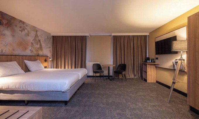 Heelsum Hotel | Escape to Comfort with Indoor Pool, Table Tennis, Trails & Free Parking