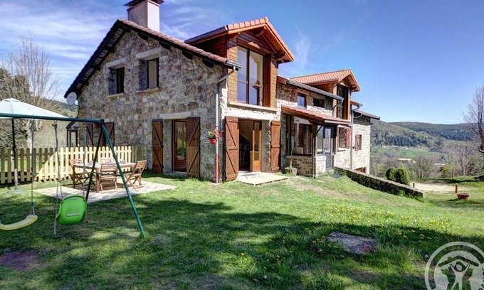 La Versanne Cottage | Escape to Nature: Charming Cottage with Fireplace, Games Room, and WiFi