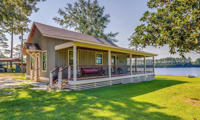 Harold Cottage | Escape to Nature: Lakefront Jay Cottage w/Views!