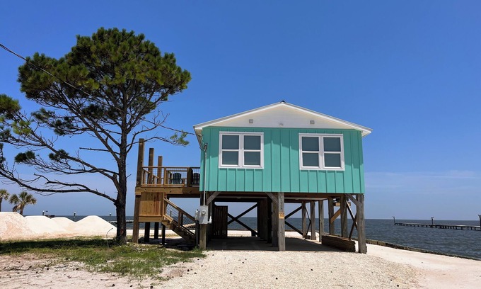 Fort Morgan Pines Cottage | Escape to Pelican's Perch on Mobile Bay w/Beach & Pier! Great Golfing Nearby!