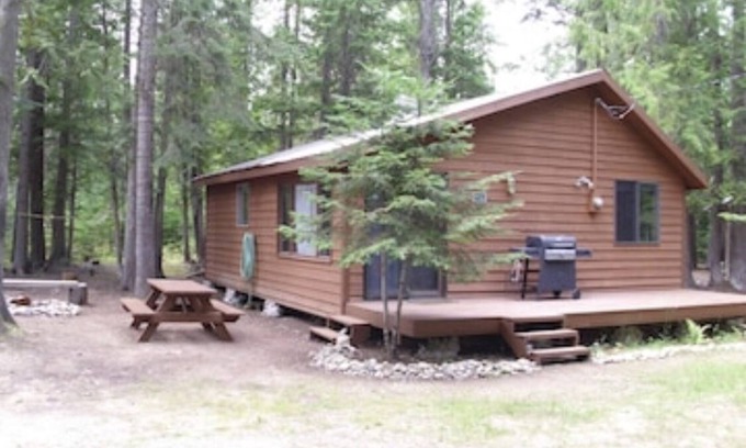 Nordman Cabin | Escape to Priest Lake! Cabin in the woods! Air Conditioning and WiFi!
