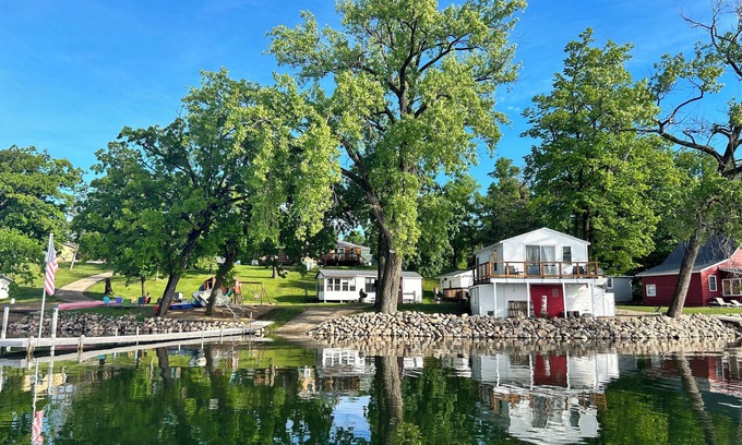 Alexandria Cabin | Escape to Romance: Discover Your Serene Retreat at Lake Victoria's Cozy Cabin