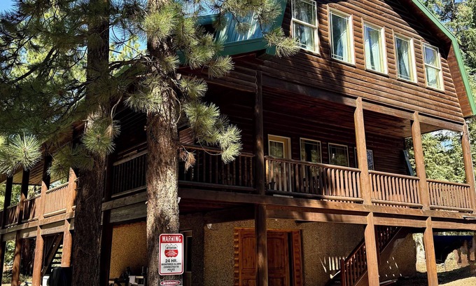 Duck Creek Village Cabin | Escape to the mountains in our luxurious 3-story cabin, perfect for families!
