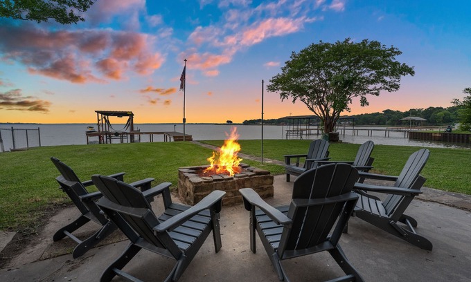 Kemp Cottage | Escape to the lake before school starts! Hot tub, kayak, SUP, firepit, fishing