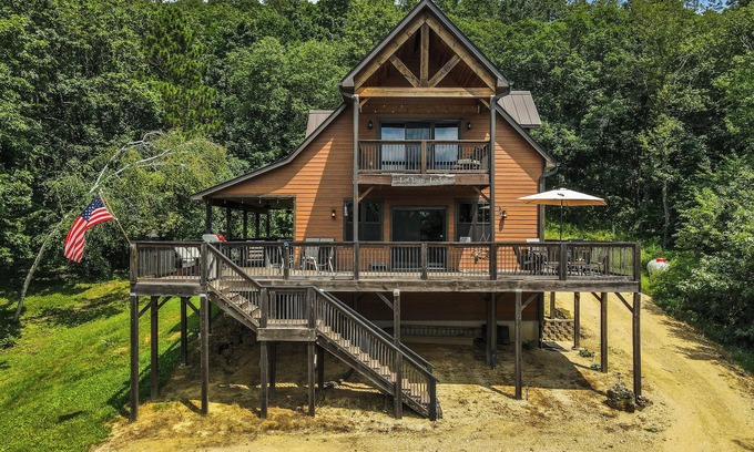 Tomah Cabin | Escape to the woodland getaway of The LeClaire Lodge - PET FRIENDLY!