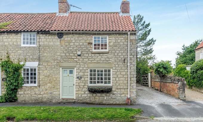 Slingsby Cottage | Escape to this charming holiday cottage nestled amidst picturesque landscapes.