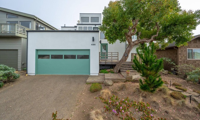 Park Hill House | Escape to this monthly, ocean-view rental on Park Hill!