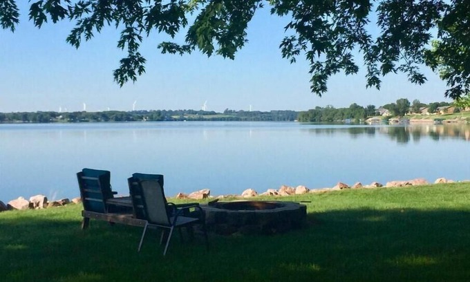 Verdi Cottage | Escape to this peaceful lakefront getaway on Lake Hendricks