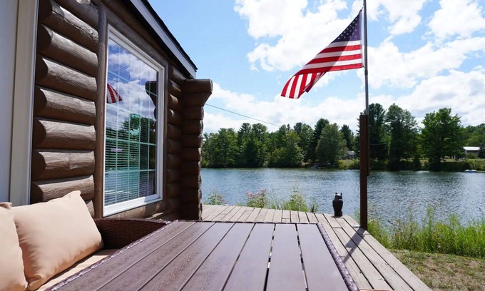 South Boardman Cabin | Escape to this relaxing lakeside retreat! 🛶 Enjoy a peaceful back porch, cozy fire pit 🔥, and stunning water views. Perfect for unwinding and making memories! 🌅