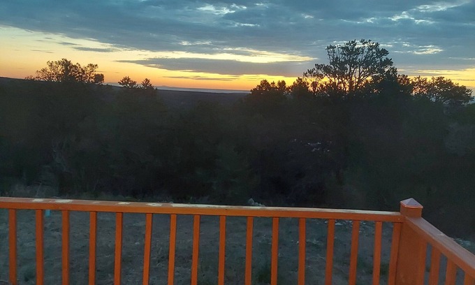 Edgewood House | Escape to this serene mountain getaway – relax in nature’s beauty. Dogs welcome!