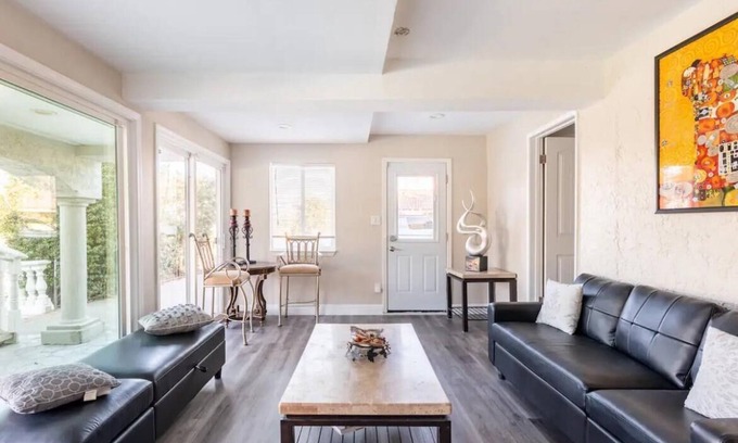 Hillsborough House | Escape to Tranquil: Luxury just Moments from San Francisco!