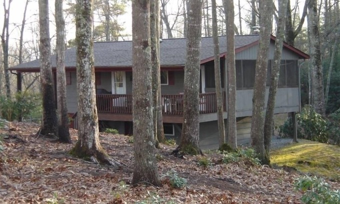 Hendersonville Cabin | Escape to your cozy 2-bedroom cabin near DuPont State Forest