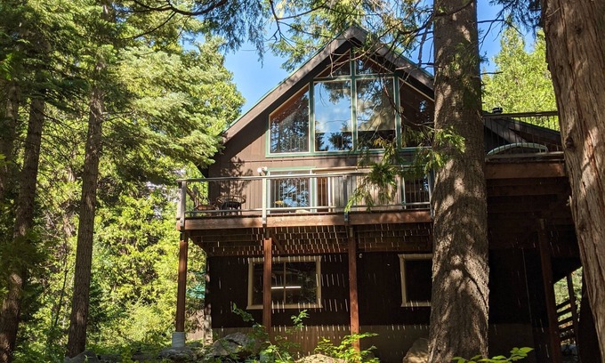 Strawberry Cabin | Escape to your cozy 3-bedroom cabin near South Lake Tahoe