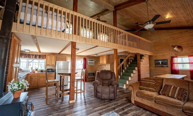 Bennett Springs Cabin | Escape to your cozy cabin near Bennett Spring State Park