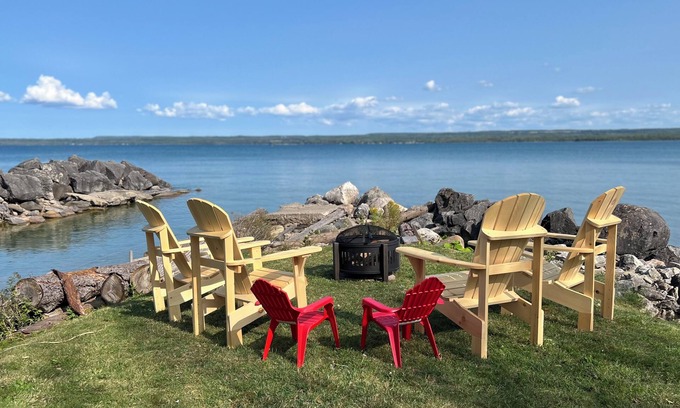 Georgian Bluffs Villa | Escape to Your Lakeside Retreat Near Premier Golf Clubs and Marinas!"