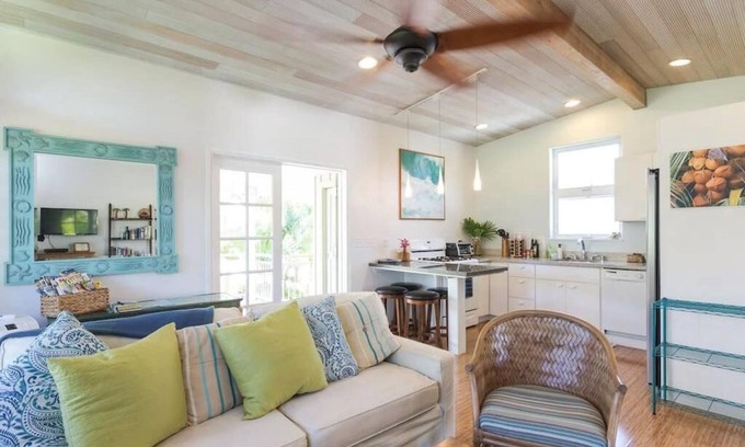 Keolu Hills Apartment | Escape & Treat Yourself.Quiet Clean Bright.5 star reviews, Sleeps 4