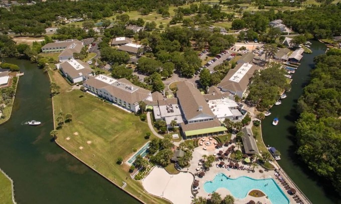 Crystal River House | Escape with Nature! 2 Garden View Rooms Near Three Sister Springs! Pool, Parking