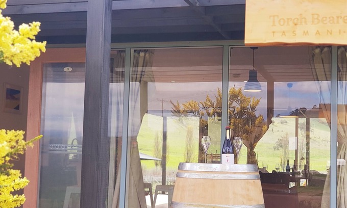 Tea Tree Cottage | Ese vineyard cottage, family friendly 30mins from Hobart CBD