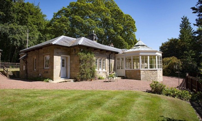 Alnwick Cottage | Eslington Lodge - single floor accommodation that sleeps 6 guests in 4 bedrooms