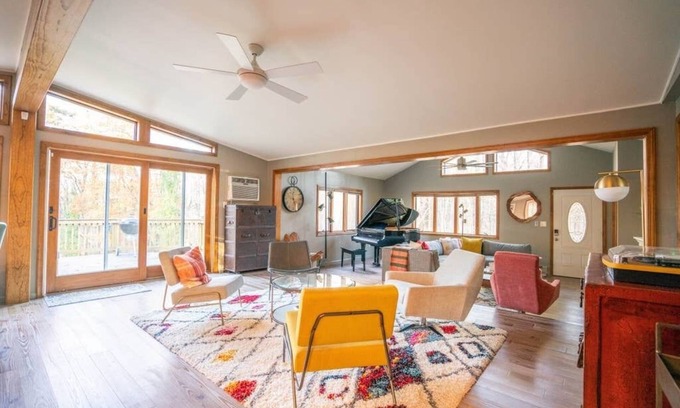 New Paltz House | Esopus Escape: Pool, Hot Tub & Media Room