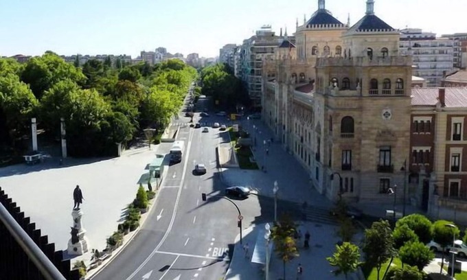Valladolid City Centre Apartment | Espacios Blanco Santiago: 180m2, city center, parking included!