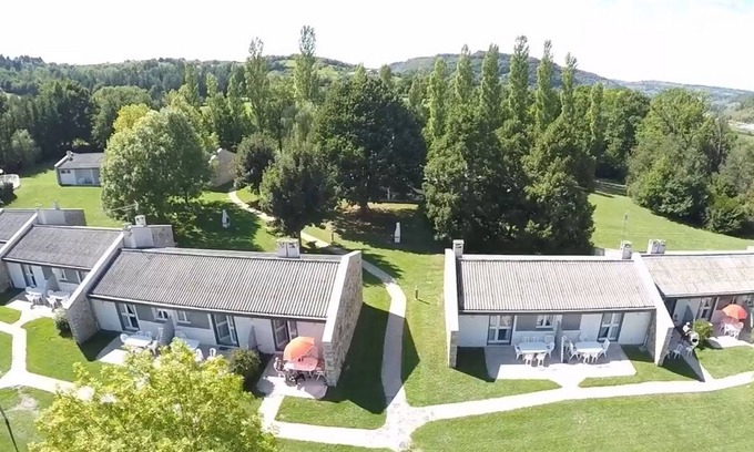 Espalion Apartment | Espalion, pleasant studio for 2 people, heated swimming pool, ideal for couples.