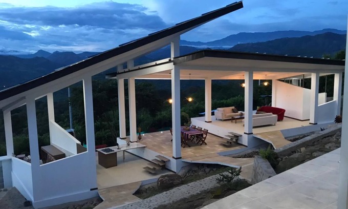 La Mesa House | Espectacular Casa de Campo con Hermosa Vista a la Cordillera Rodeada de Jardines