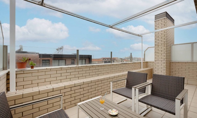 Espinho Apartment | Espinho Retreat with Balcony