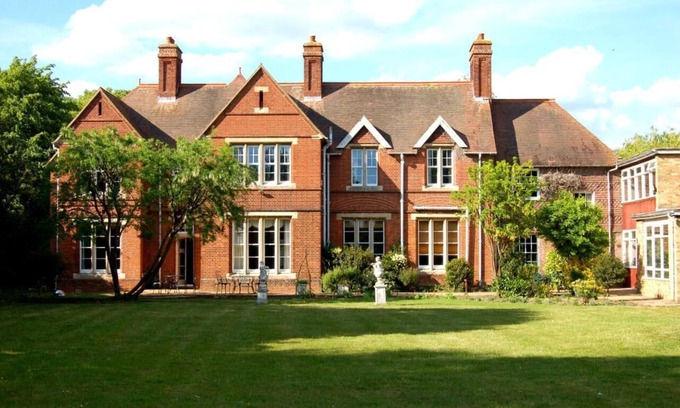 Willingham Apartment | Essential room with shower and kitchenette