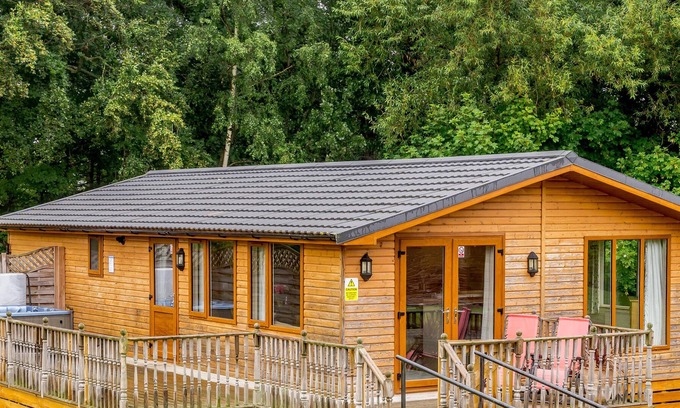 Kiplin House | ESSEX LODGE, pet friendly, with hot tub in Kiplin