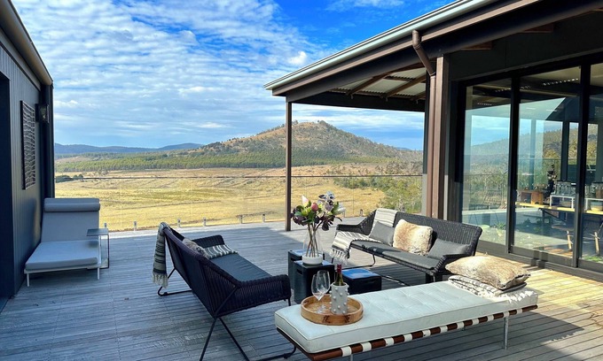 Buckland House | Estate Getaway – spacious & luxe, breathtaking view, with awesome social spaces.