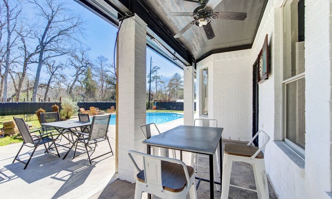 Humble House | Estate Oasis with Nature! Big home with pool near IAH Sleeps 20 ⭐️Events Allowed