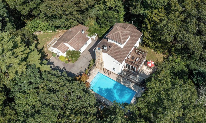 Charlestown House | Estate Property, Pool, Beaches, Watch Hill, Electric Boat, Naval Bases