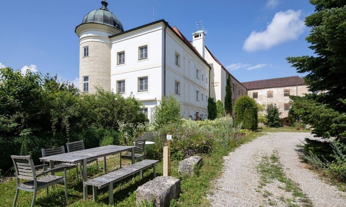Dachau District House | Estate quarters in the Odelzhausen castle estate