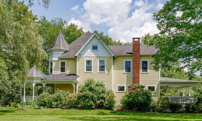 Jeffersonville House | Estate w/ Tennis & Hiking in Bethel