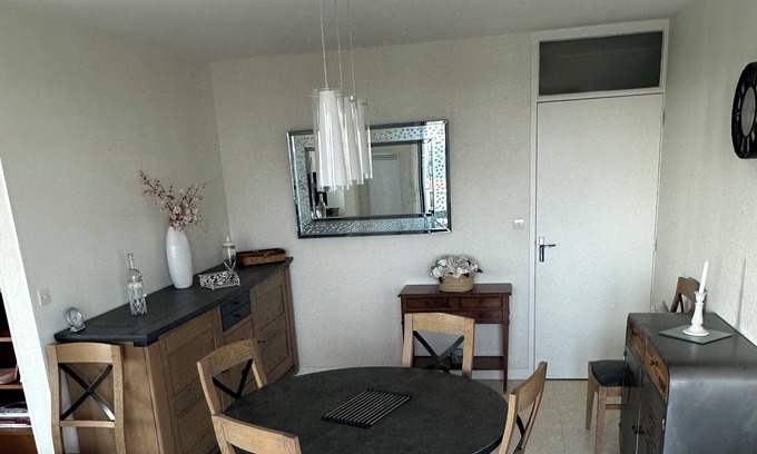Royan Apartment | Estuary view, 12-minute walk to beach, market, town center. Quiet residence 4 people