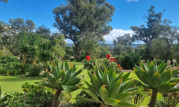 Leschenault House | Estuary water views 4bedroom home with pool