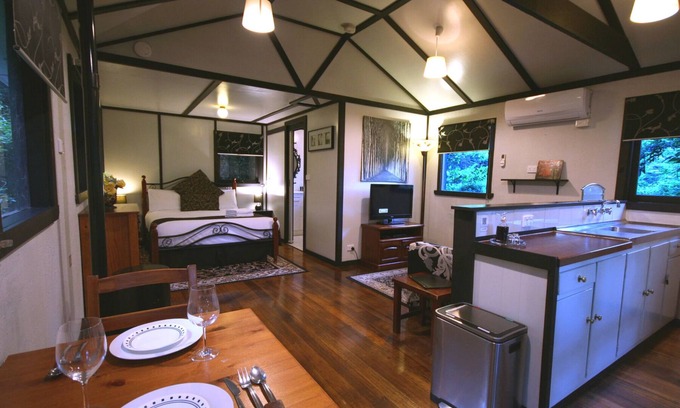 Mount Dandenong Cottage | Etna Cottage - lovely, private, corner spa bath