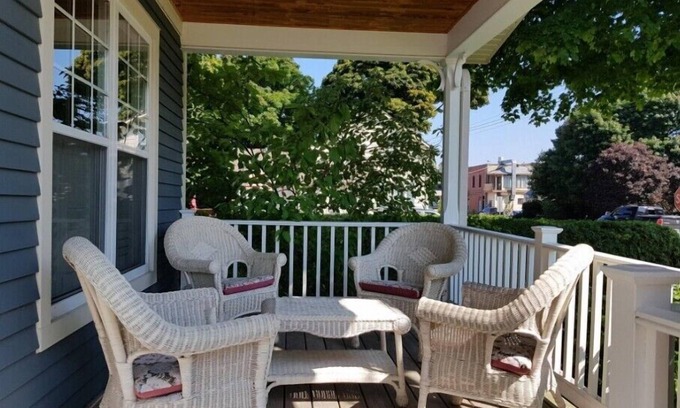 Southampton House | Eucalyptus Cottage - Steps to Downtown and the Big Flag - 3 Bedroom - 1 Bathroom