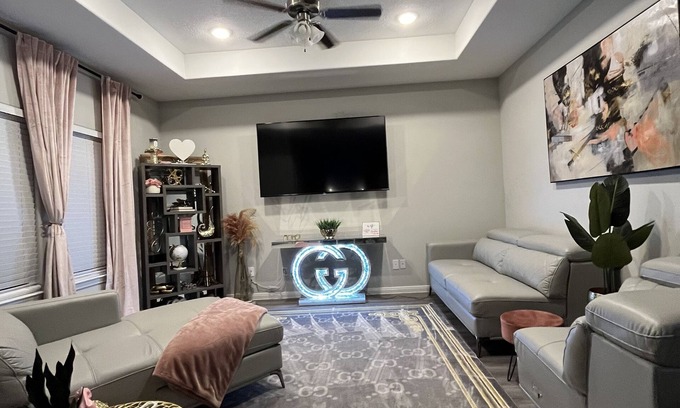 New Caney House | Euqinartnub Nivre